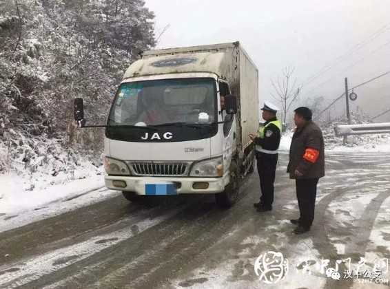 以雪為令！漢中公安交警迎風戰雪“凍”真格！