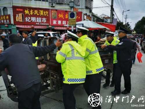 賣桔途中車壞了，一車桔子被撂馬路中央，民警趕忙幫轉移