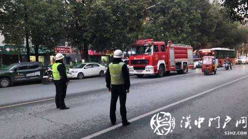 巡邏路上遇起火，漢中交警全力協助消防人員撲滅火情