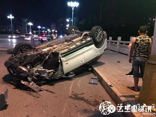 二號橋上一轎車出事故仰翻，無人員傷亡