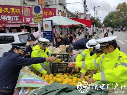 賣桔途中車壞了，一車桔子被撂馬路中央，民警趕忙幫轉移