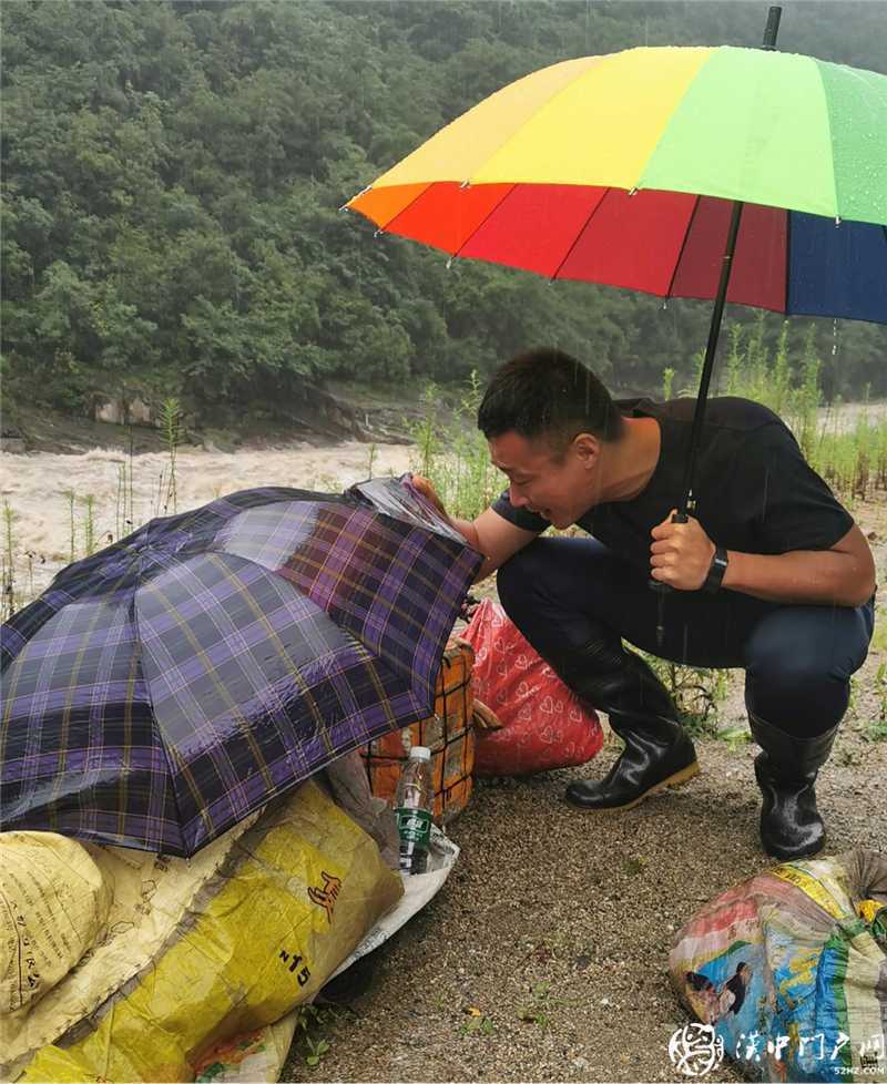 流浪老人被困暴雨中，鎮村干部施救解危難 ——碑壩鎮“五個大走訪、辦好民生事”黨史學習教育實踐活動紀實