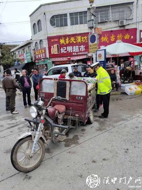 賣桔途中車壞了，一車桔子被撂馬路中央，民警趕忙幫轉移