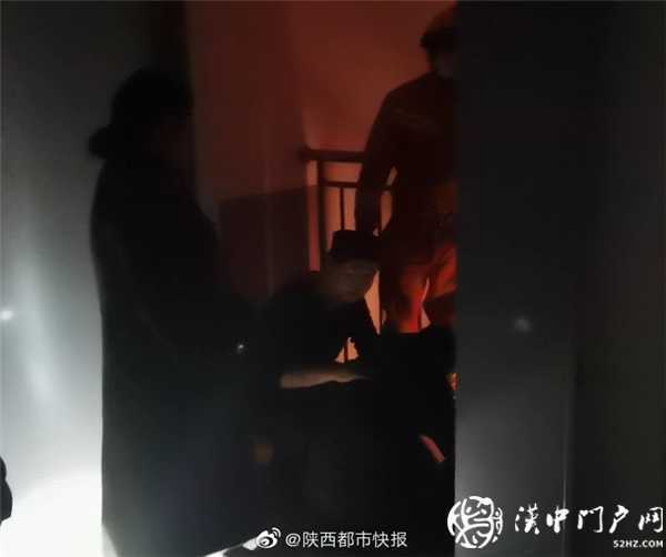 漢中一男子欲跳樓輕生，消防員一把拽住其胳膊將其救下