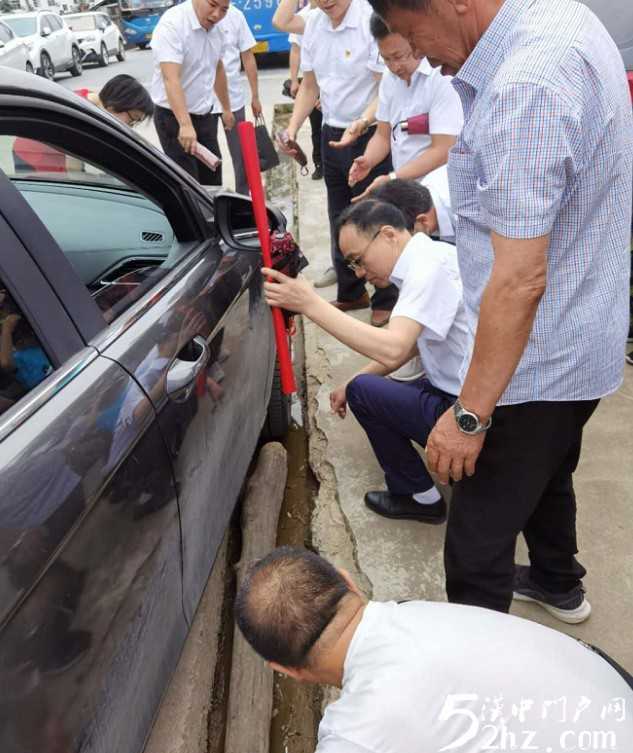 女司機(jī)開車掉進(jìn)溝里，洋縣眾黨員幫忙抬車