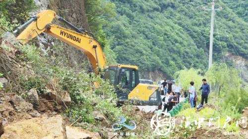 略陽多條道路塌方中斷，交通部門緊急搶修保暢通！