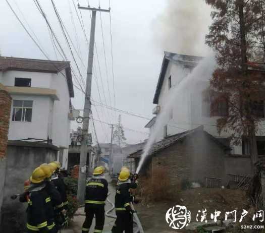 漢中2處房屋著火，消防員緊急救援