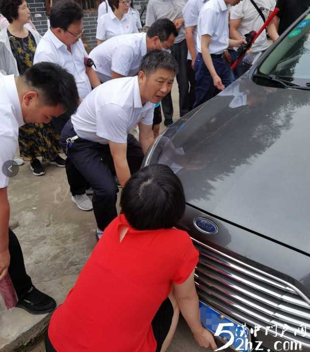 女司機(jī)開車掉進(jìn)溝里，洋縣眾黨員幫忙抬車