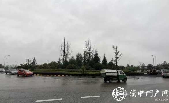 贊！拉煤車側翻 交警緊急救援 4個小時“還原”路面