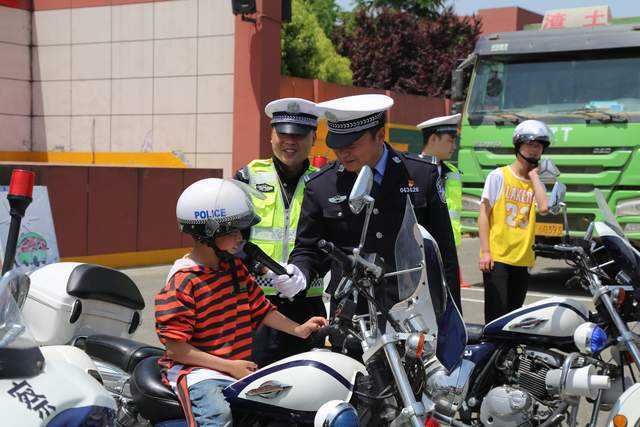 “大手拉小手”漢中交警走進漢臺區新民九年制學校普及交通安全知識 