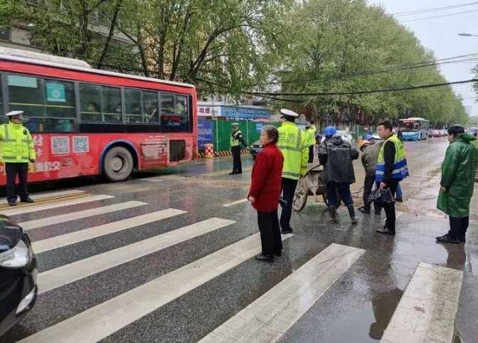 漢中交警化身“救援隊”風雨中迅速“鋪路”除隱患