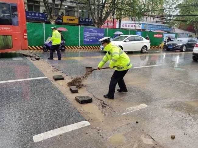 漢中交警化身“救援隊”風雨中迅速“鋪路”除隱患