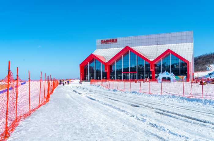 022漢中冰雪嘉年華南鄭分會場暨龍頭山第四屆云端冰雪節(jié)今日啟動"