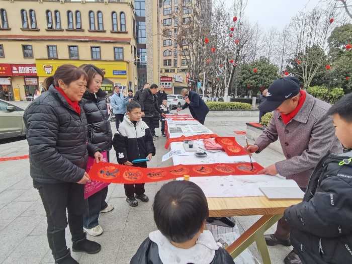 城固：“送春聯、送祝福”活動在縣樂城公園舉行