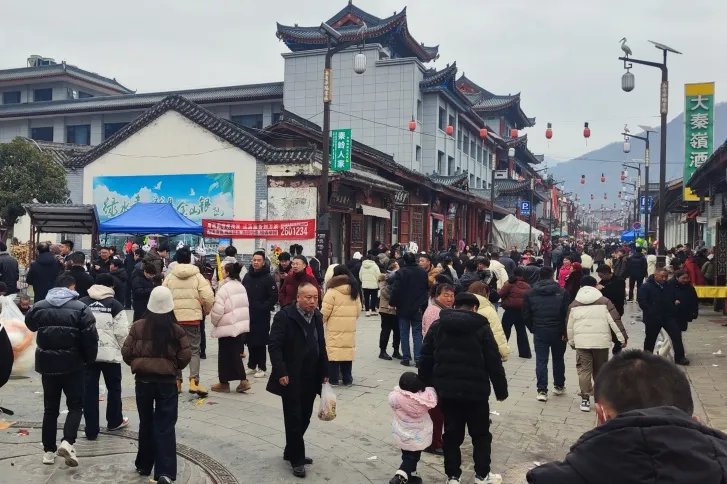 新年第一天，洋縣長青華陽景區(qū)迎來蛇年開門紅~