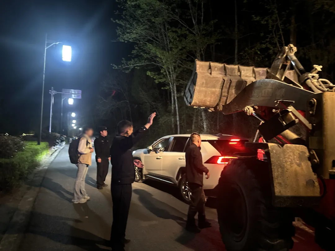 游客車陷水溝，漢中警民合力助脫困