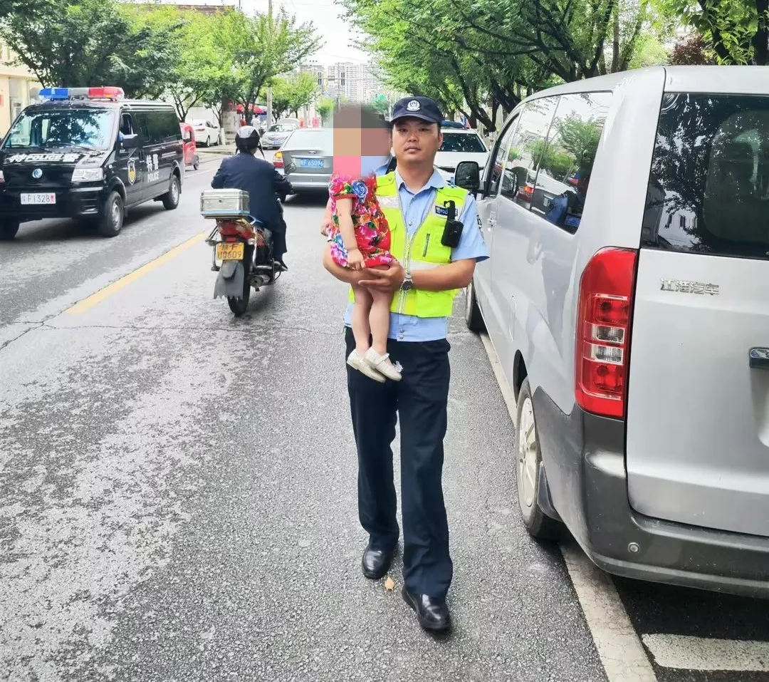 兩歲萌娃溜出家，民警化身奶爸找到家