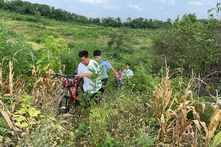 漢中一位老人被困在山里，多虧他們