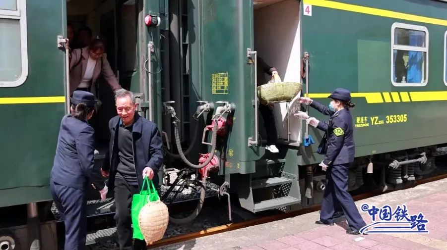 老鄉叫它“雙節棍”！這列經過漢中的火車可能是中國最短的